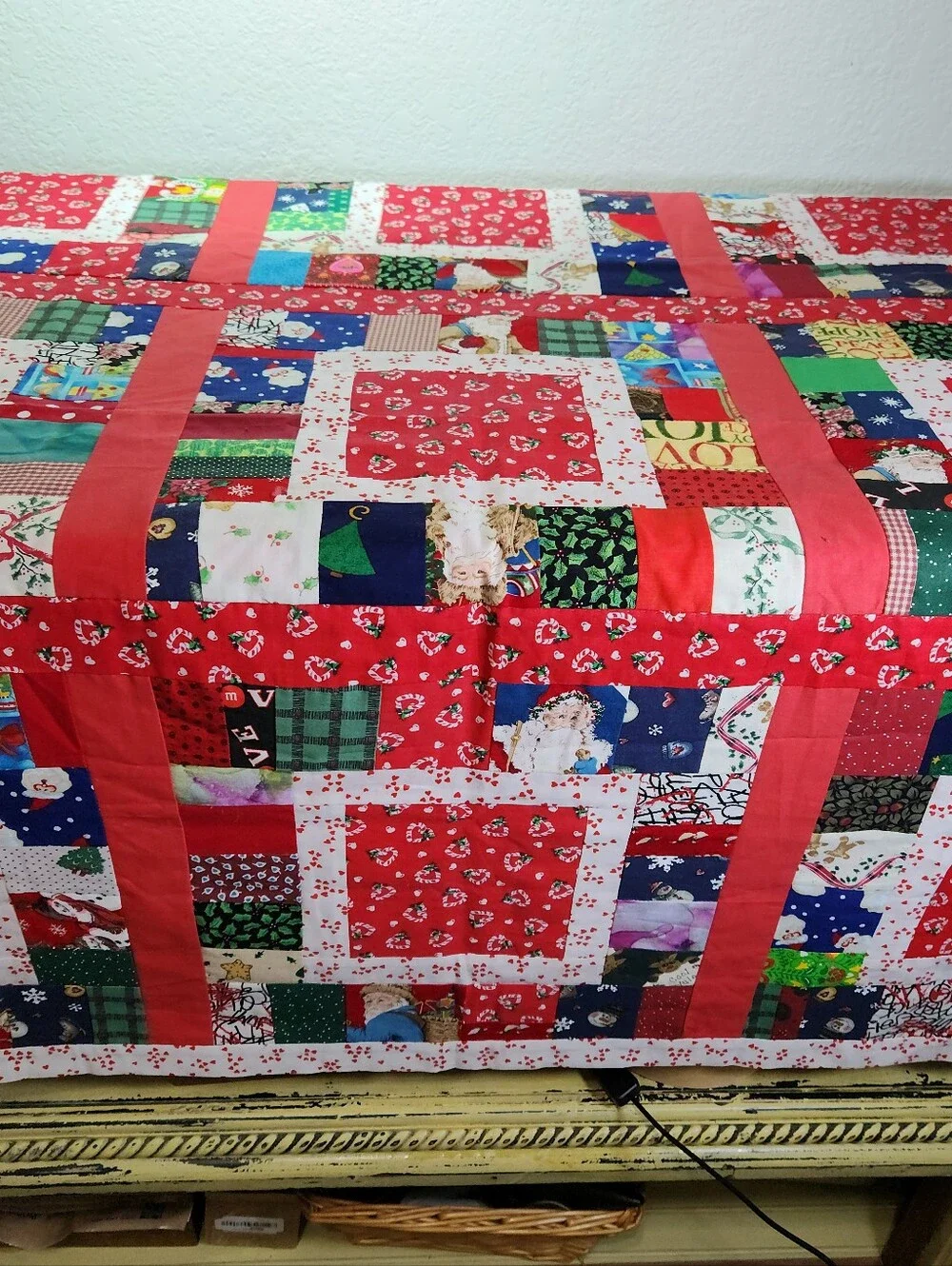 🎄 Cozy Up Your Holidays with this Handmade Christmas Quilt! 🎄